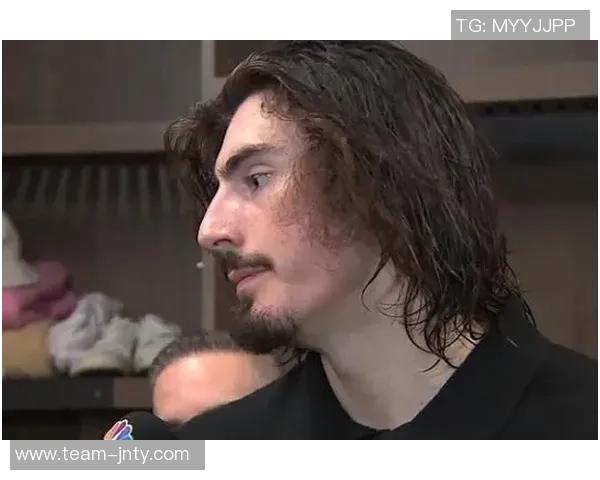 热火记者报道哈克斯左脚踝扭伤球队明日将决定他的出战状态