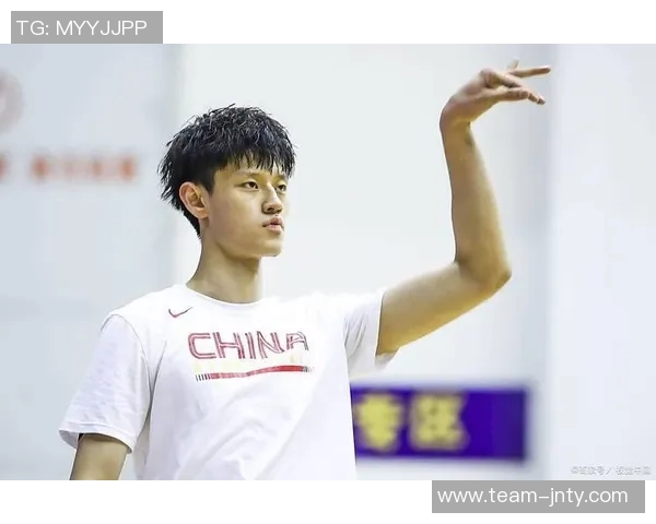 曾凡博未能上场引发热议教练与队友各有隐忧与考量