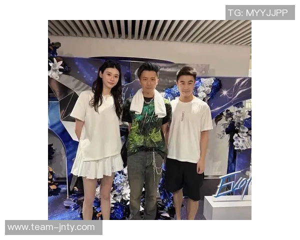 嫂子颜值爆表何猷君携妻儿共庆揭幕战与孩子生日欢乐时光