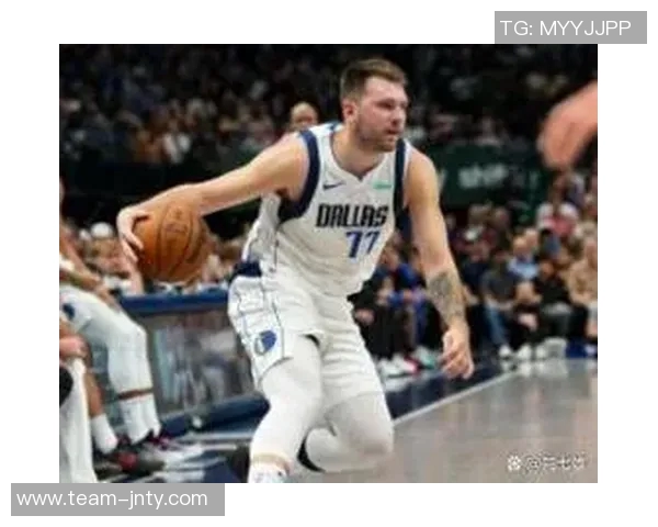 东契奇训练时单脚投三分球10米远险些命中引发里夫斯惊叹