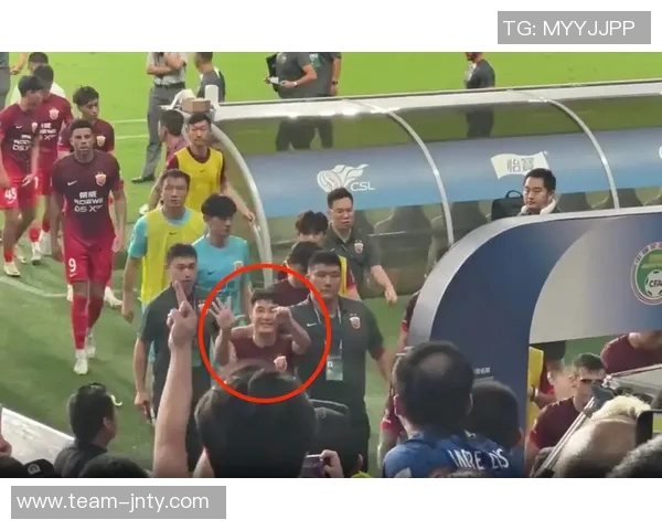 杨立瑜遭球迷怒斥：何必与阿猫阿狗争执真该给球迷竖中指